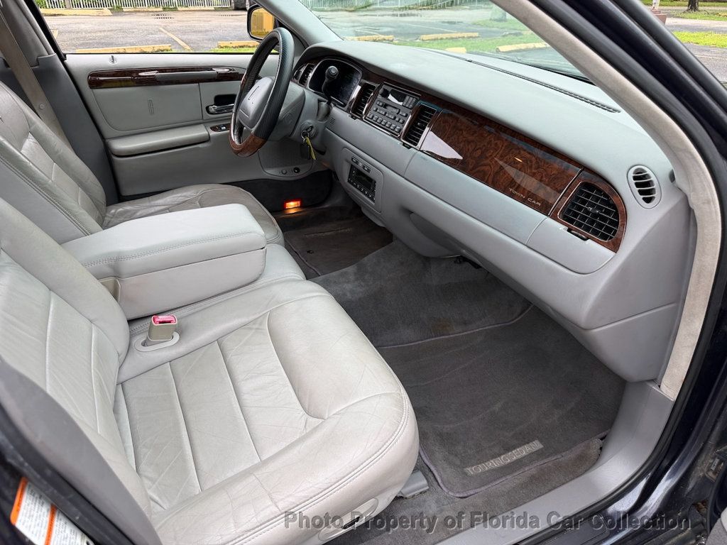 1999 Lincoln Town Car Signature Premium Sedan - 23085990 - 28
