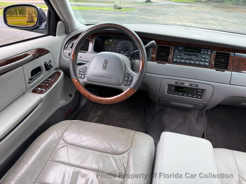 1999 Lincoln Town Car Signature Premium Sedan - 23085990 - 32