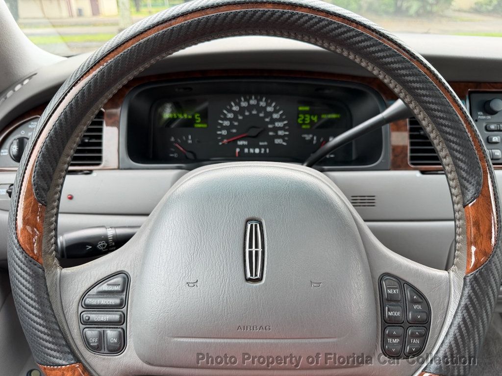1999 Lincoln Town Car Signature Premium Sedan - 23085990 - 36