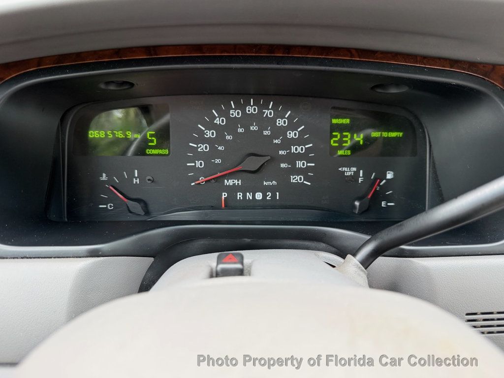 1999 Lincoln Town Car Signature Premium Sedan - 23085990 - 37
