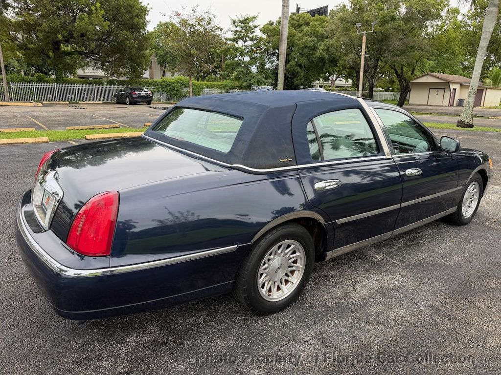 1999 Lincoln Town Car Signature Premium Sedan - 23085990 - 3