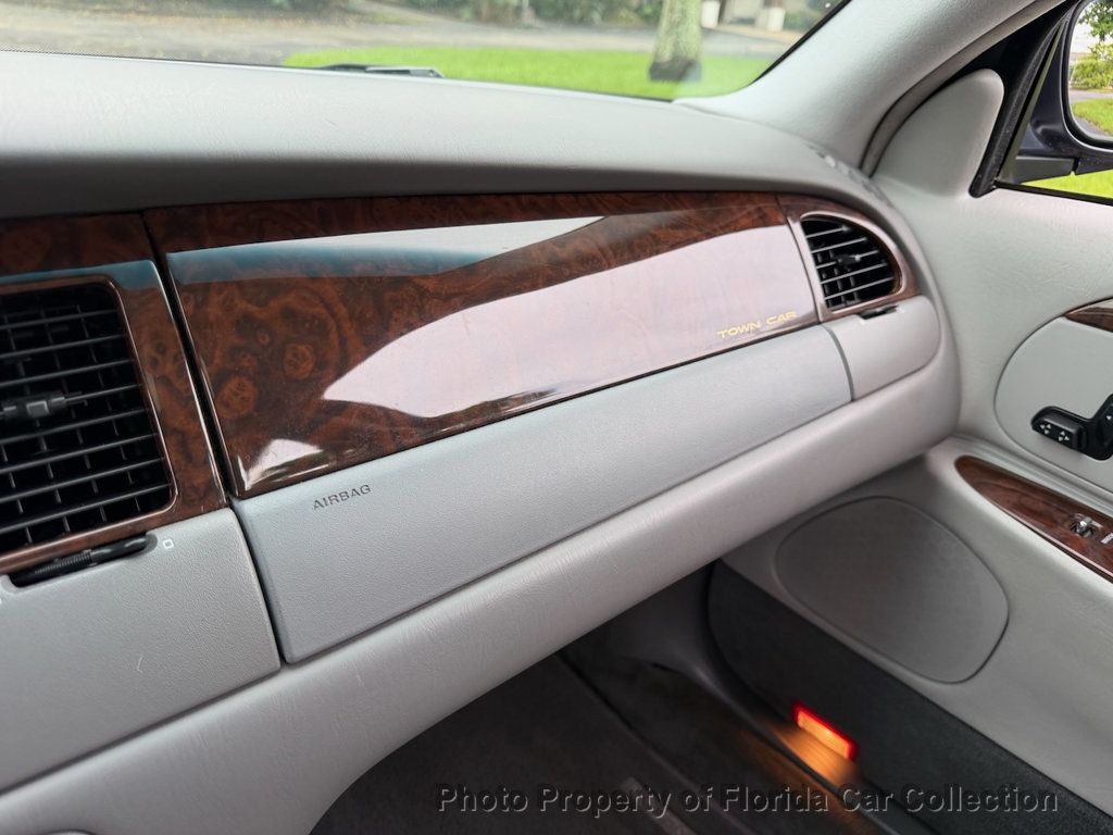 1999 Lincoln Town Car Signature Premium Sedan - 23085990 - 41