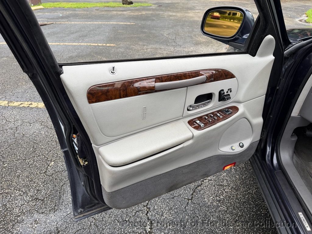 1999 Lincoln Town Car Signature Premium Sedan - 23085990 - 50