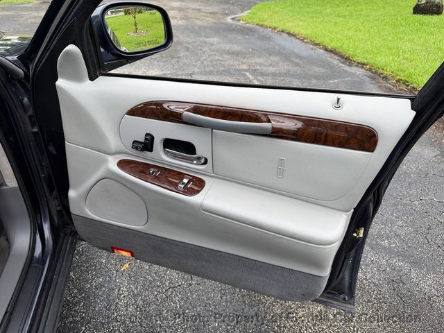 1999 Lincoln Town Car Signature Premium Sedan - 23085990 - 51