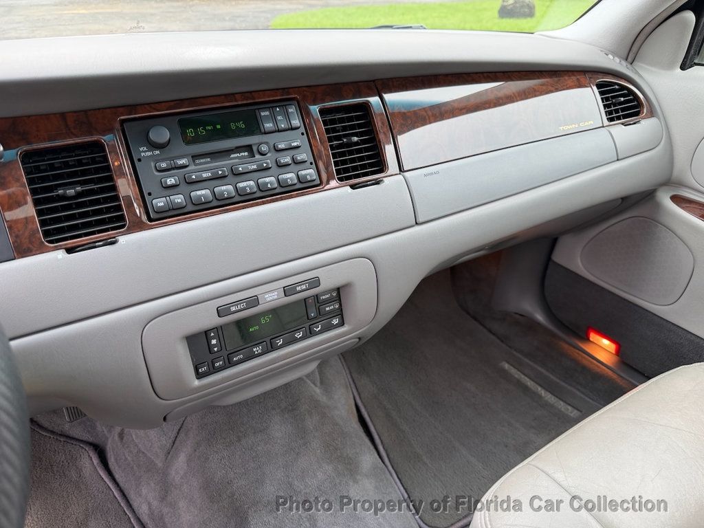 1999 Lincoln Town Car Signature Premium Sedan - 23085990 - 7