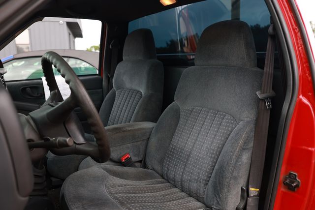 2000 Chevrolet S-10 Reg Cab 108" WB LS - 23060921 - 8