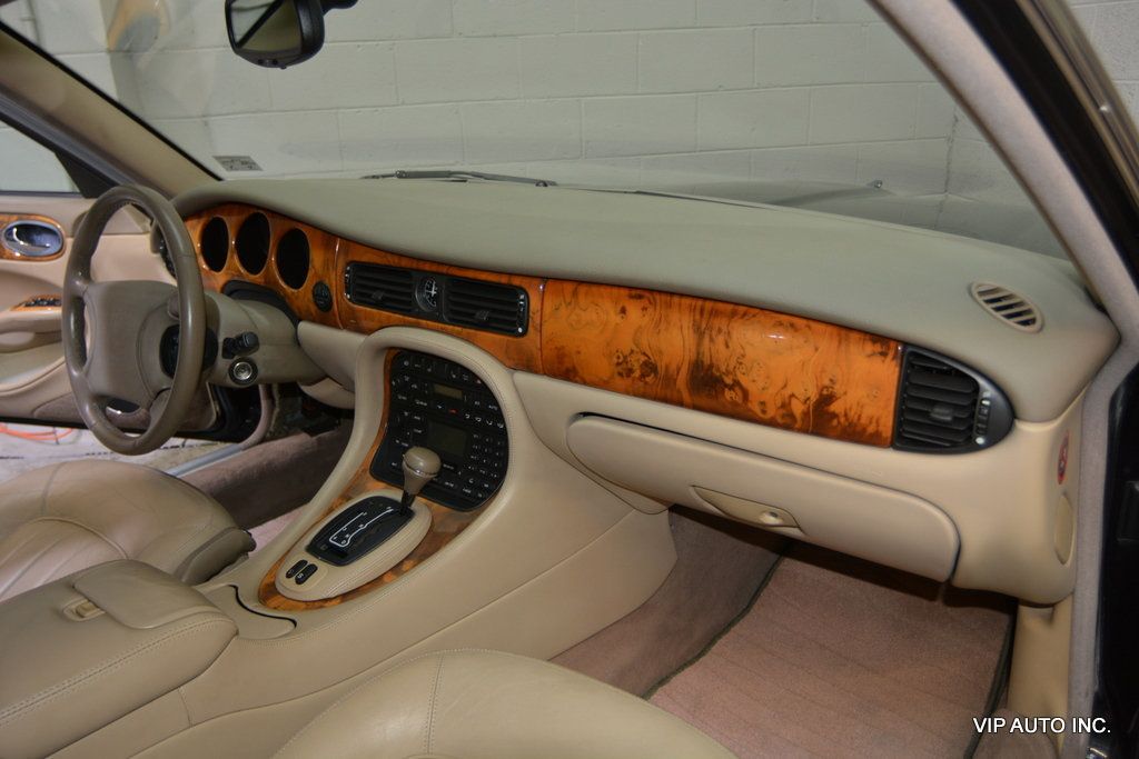 2000 Jaguar XJ 4dr Sedan - 22965182 - 10