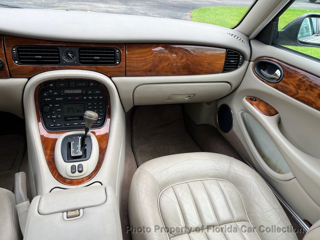 2000 Jaguar XJ XJ8 Sedan - 22856045 - 11