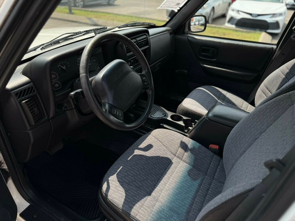 2000 Jeep Cherokee SE photo 11