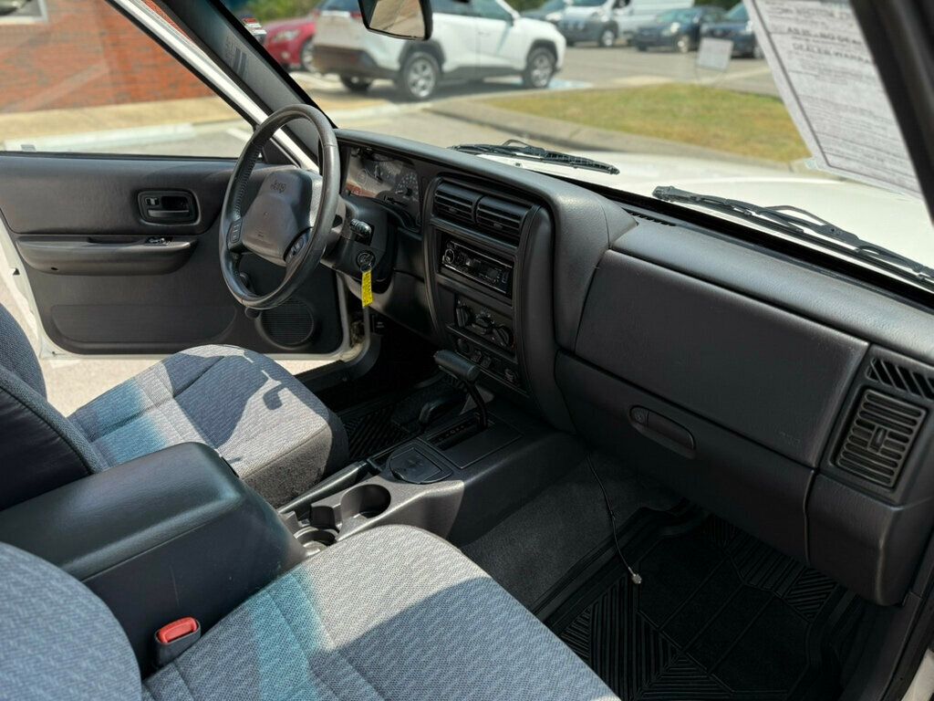 2000 Jeep Cherokee SE photo 17