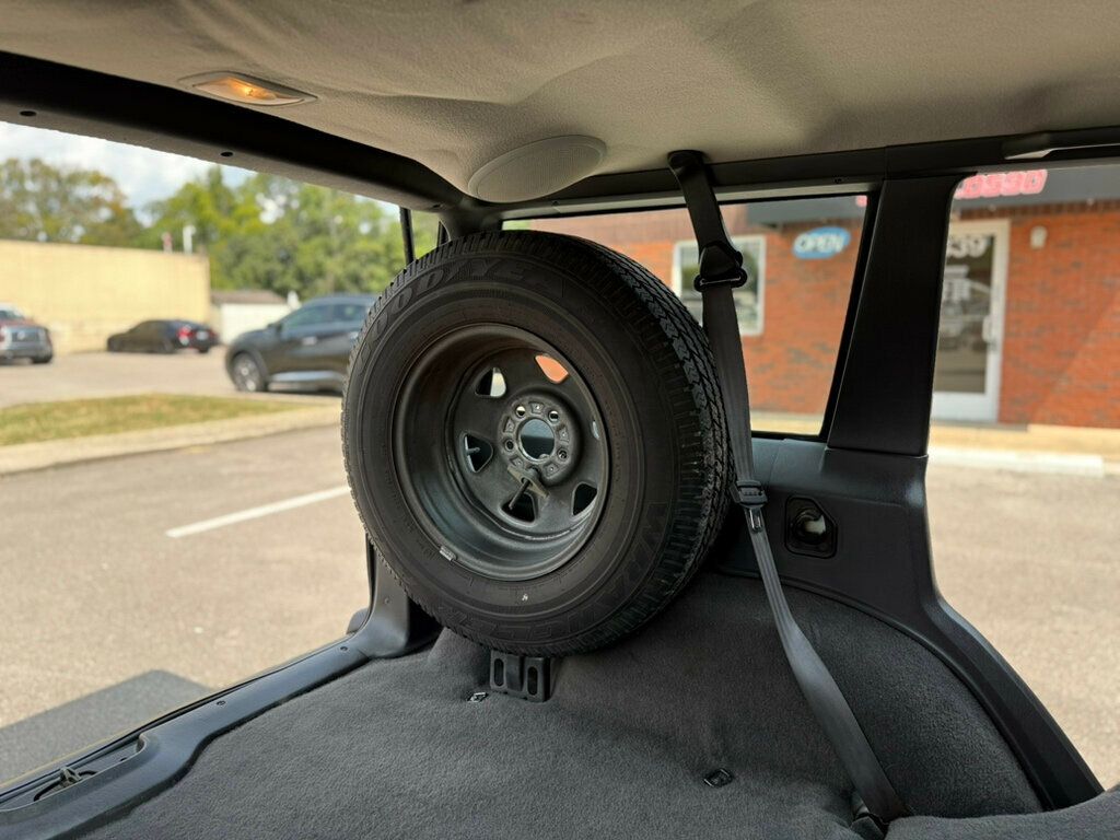 2000 Jeep Cherokee SE photo 18