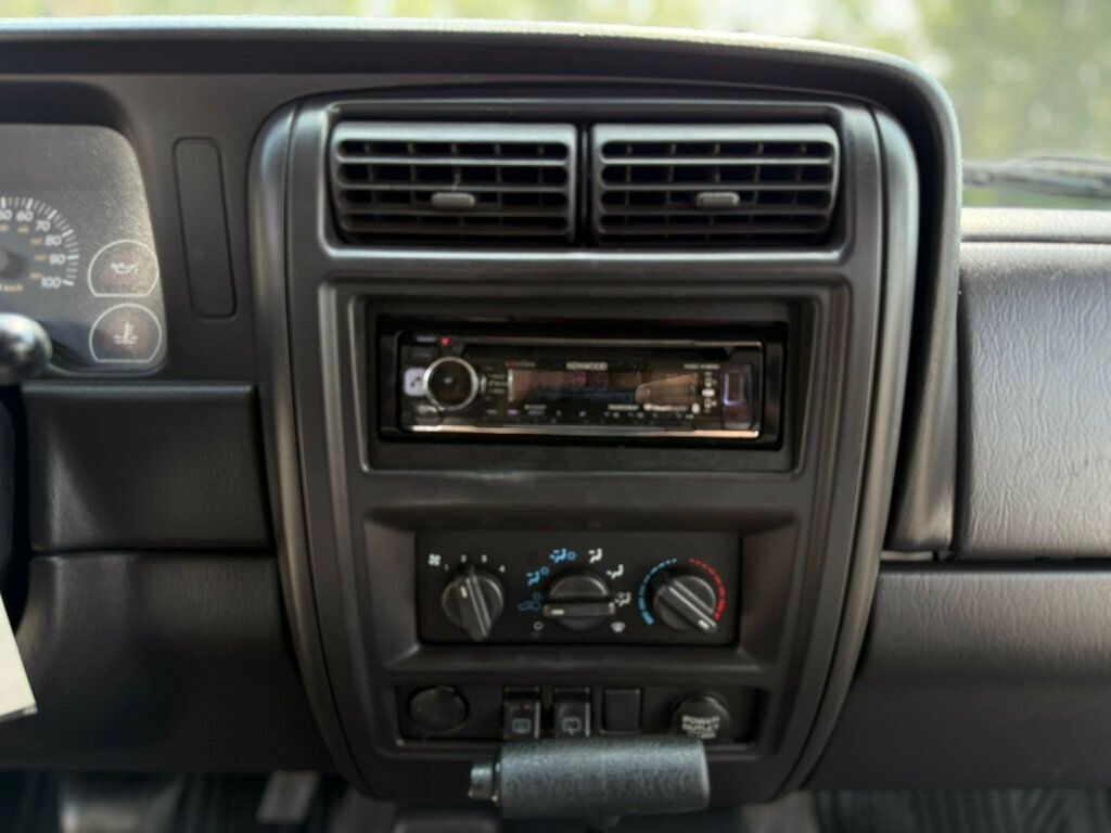 2000 Jeep Cherokee SE photo 19