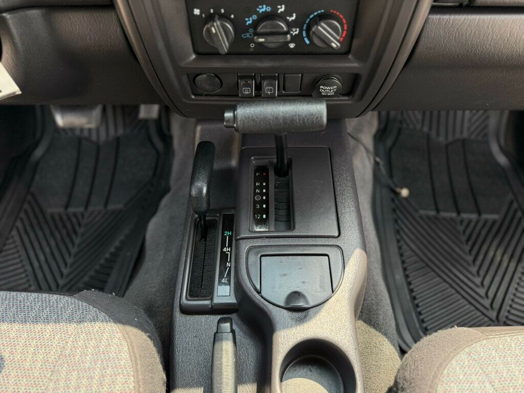 2000 Jeep Cherokee SE photo 20
