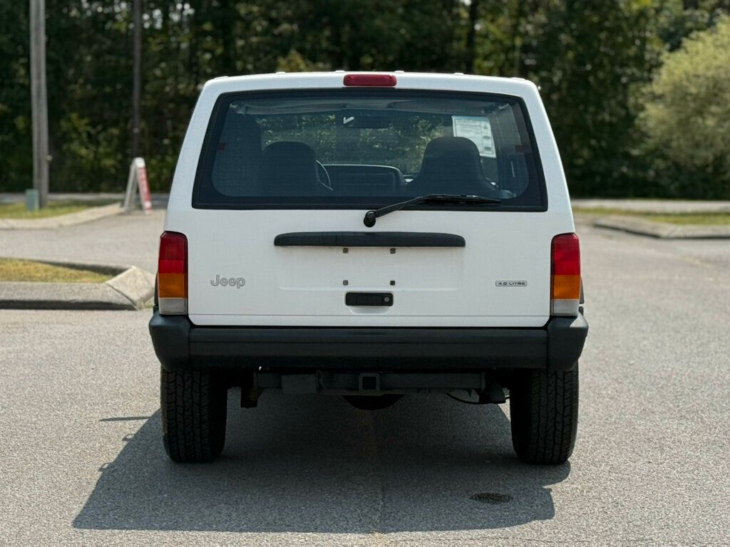 2000 Jeep Cherokee SE photo 3