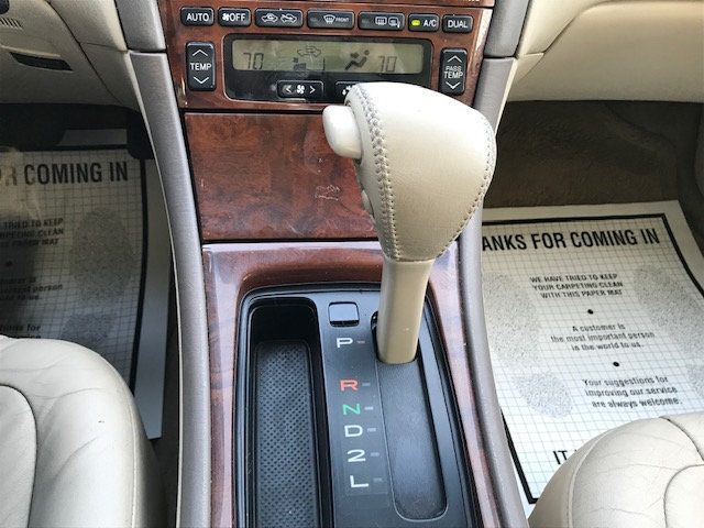 2000 Toyota Avalon 4dr Sedan XLS w/Bench Seat - 18236401 - 9