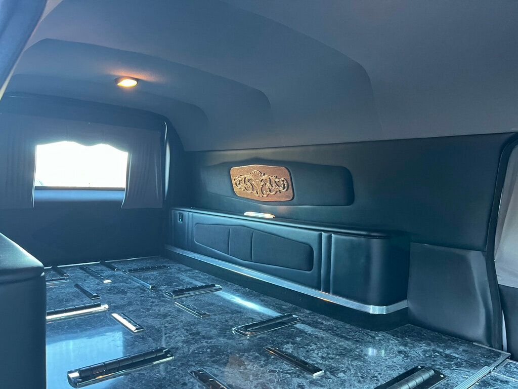 2001 Cadillac DeVille Hearse DeVille Sayers & Scovill Masterpiece Hearse - 22946128 - 23