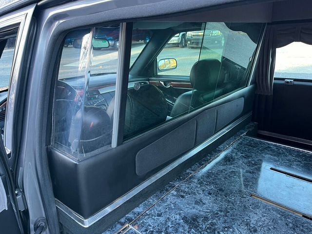 2001 Cadillac DeVille Hearse DeVille Sayers & Scovill Masterpiece Hearse - 22946128 - 39