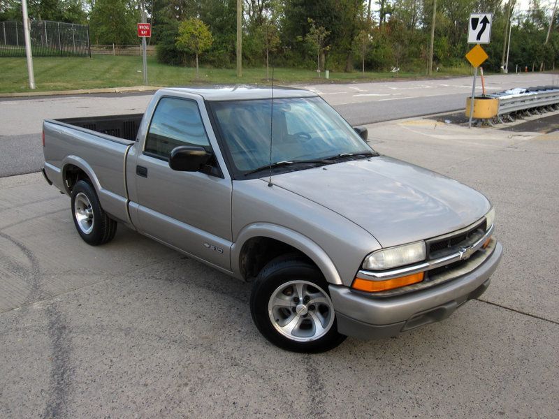 2001 Chevrolet Silverado photo 2