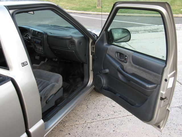 2001 Chevrolet S-10 Reg Cab 118" WB - 22915806 - 19