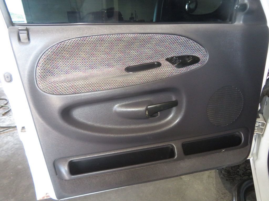 2001 Dodge Ram SLT photo 16