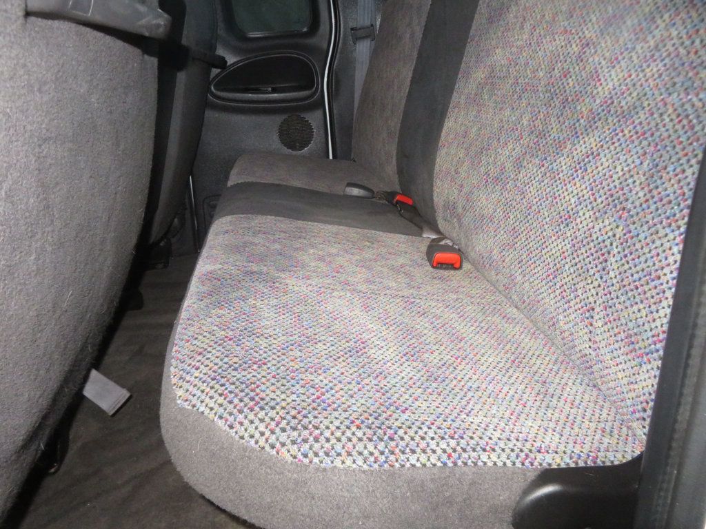 2001 Dodge Ram SLT photo 22