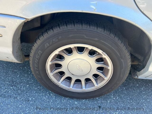 2001 Ford Crown Victoria 4dr Sedan LX - 22935257 - 13