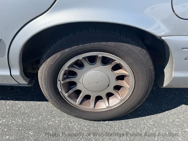 2001 Ford Crown Victoria 4dr Sedan LX - 22935257 - 14