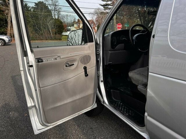 2001 Ford E250 Econoline Passenger Van - 22697963 - 9