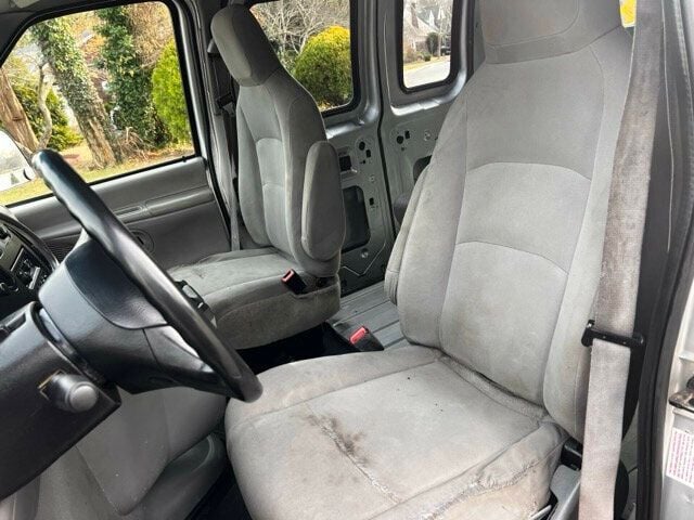 2001 Ford E250 Econoline Passenger Van - 22697963 - 10