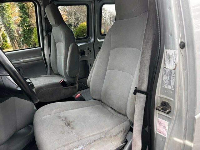 2001 Ford E250 Econoline Passenger Van - 22697963 - 11