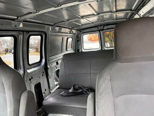 2001 Ford E250 Econoline Passenger Van - 22697963 - 19