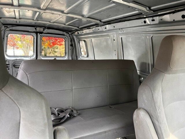 2001 Ford E250 Econoline Passenger Van - 22697963 - 20