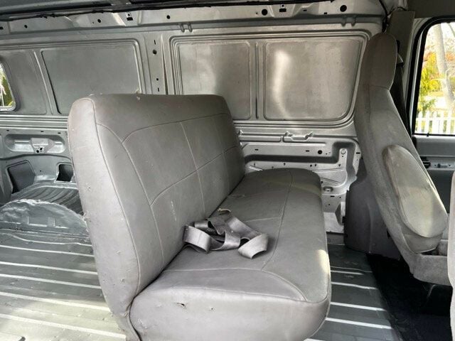 2001 Ford E250 Econoline Passenger Van - 22697963 - 23