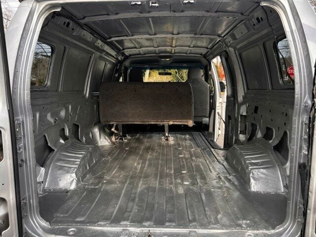 2001 Ford E250 Econoline Passenger Van - 22697963 - 25