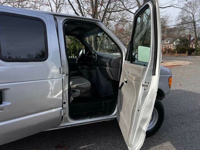 2001 Ford E250 Econoline Passenger Van - 22697963 - 33