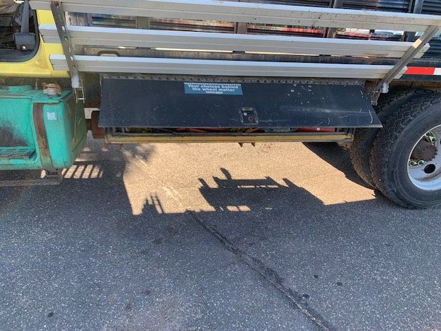 2001 GMC C6500 STAKE BODY 15 FT FLATBED NON CDL WITH LIFTGATE LOW MILES - 21866755 - 32