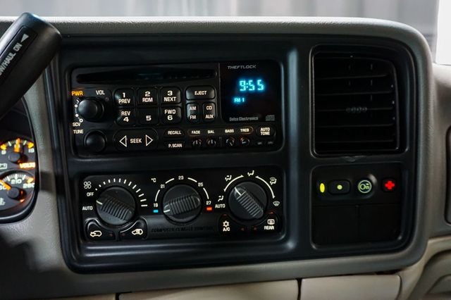 2001 GMC Yukon XL *Yukon XL SLT* *4WD* *5.3L V8* *Rear Barn Doors* - 23019839 - 11