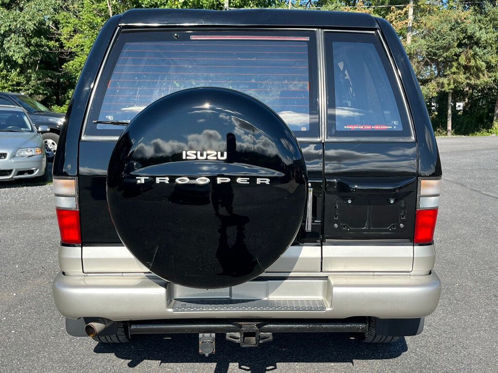 2001 Isuzu Trooper photo 3