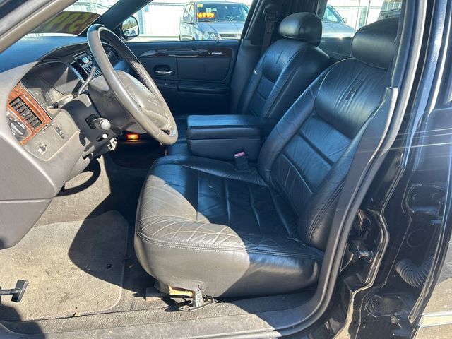 2001 Lincoln Town Car 4dr Sedan Executive - 22940321 - 7