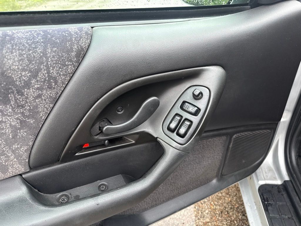 2002 Chevrolet Camaro 2dr Coupe - 23047063 - 10
