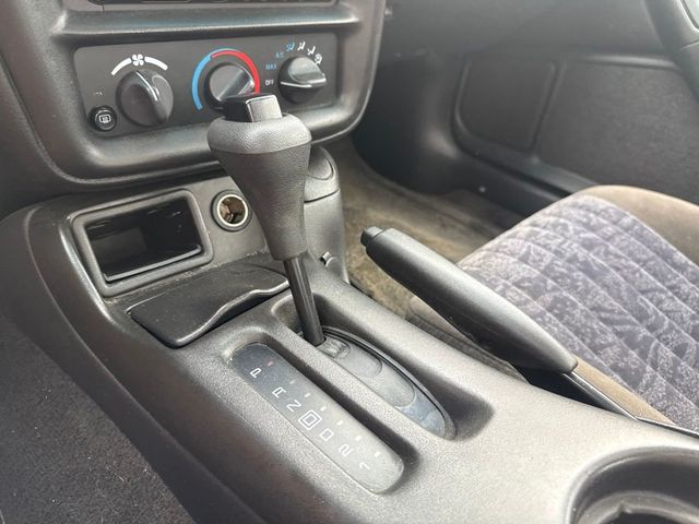 2002 Chevrolet Camaro 2dr Coupe - 23047063 - 15