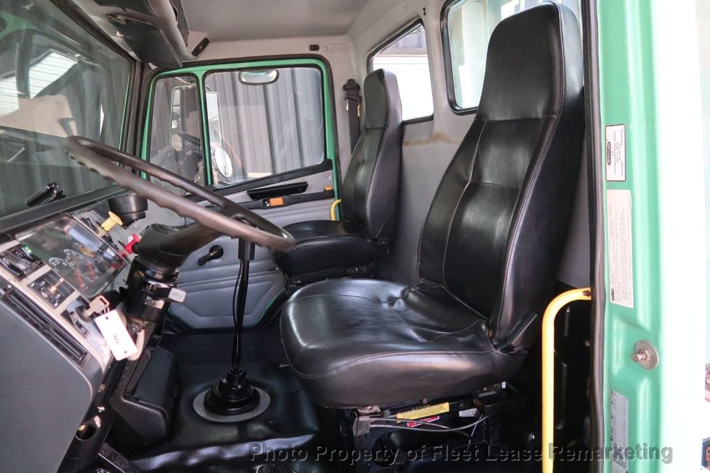 2002 Freightliner FL106  - 22891733 - 10