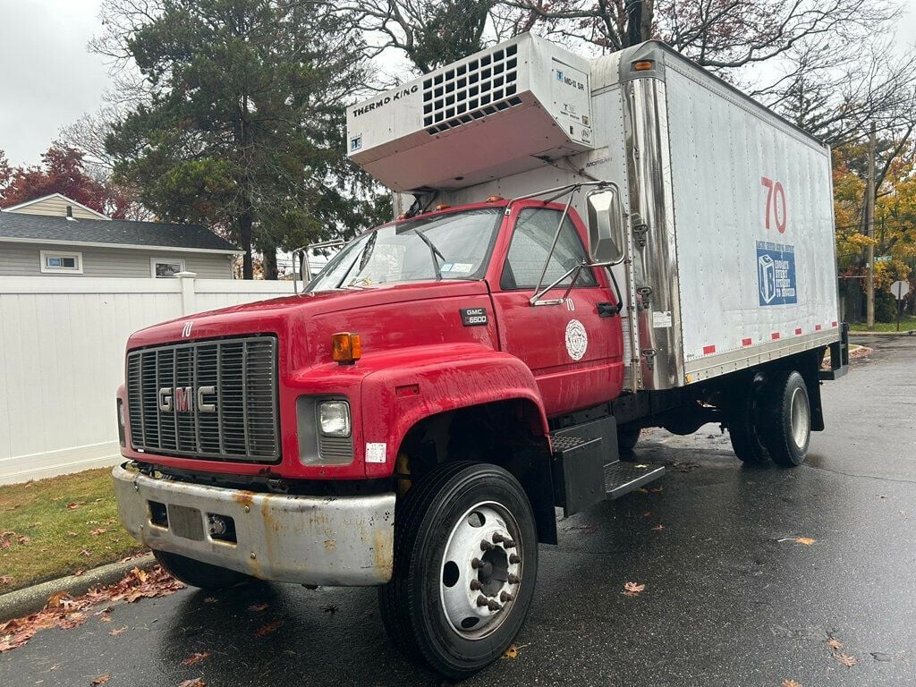 2002 GMC REEFER BOX TRUCK WITH LIFTGATE - 22680472 - 0