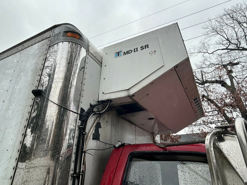 2002 GMC REEFER BOX TRUCK WITH LIFTGATE - 22680472 - 13