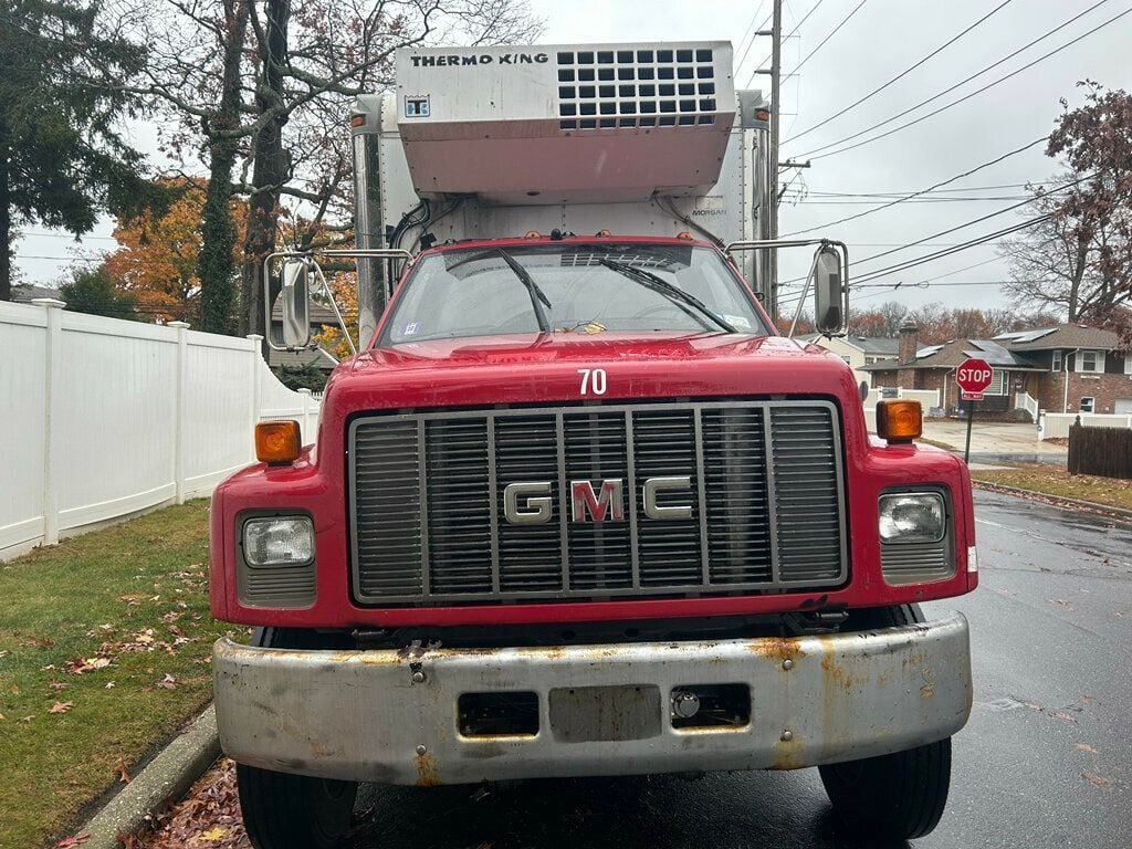 2002 GMC REEFER BOX TRUCK WITH LIFTGATE - 22680472 - 1