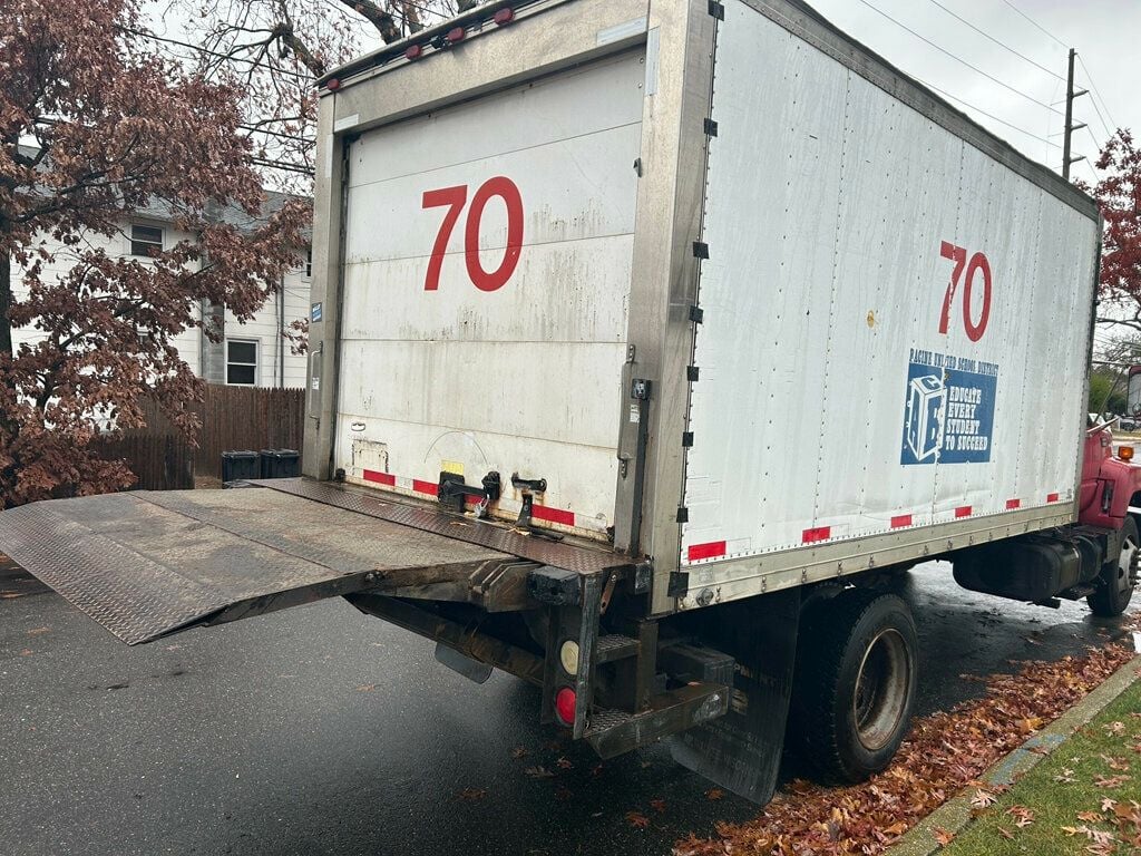 2002 GMC REEFER BOX TRUCK WITH LIFTGATE - 22680472 - 27