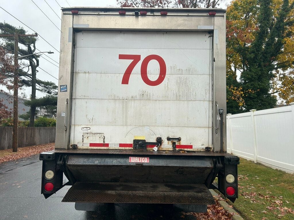 2002 GMC REEFER BOX TRUCK WITH LIFTGATE - 22680472 - 4