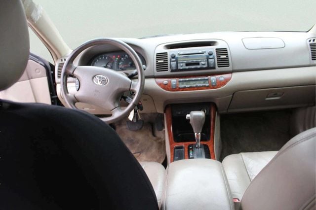 2002 Toyota Camry 4dr Sedan XLE Automatic - 22968954 - 8