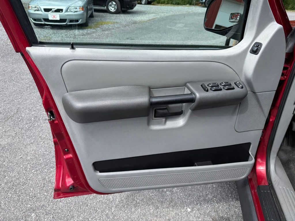 2003 Ford Explorer Sport Trac XLT photo 19