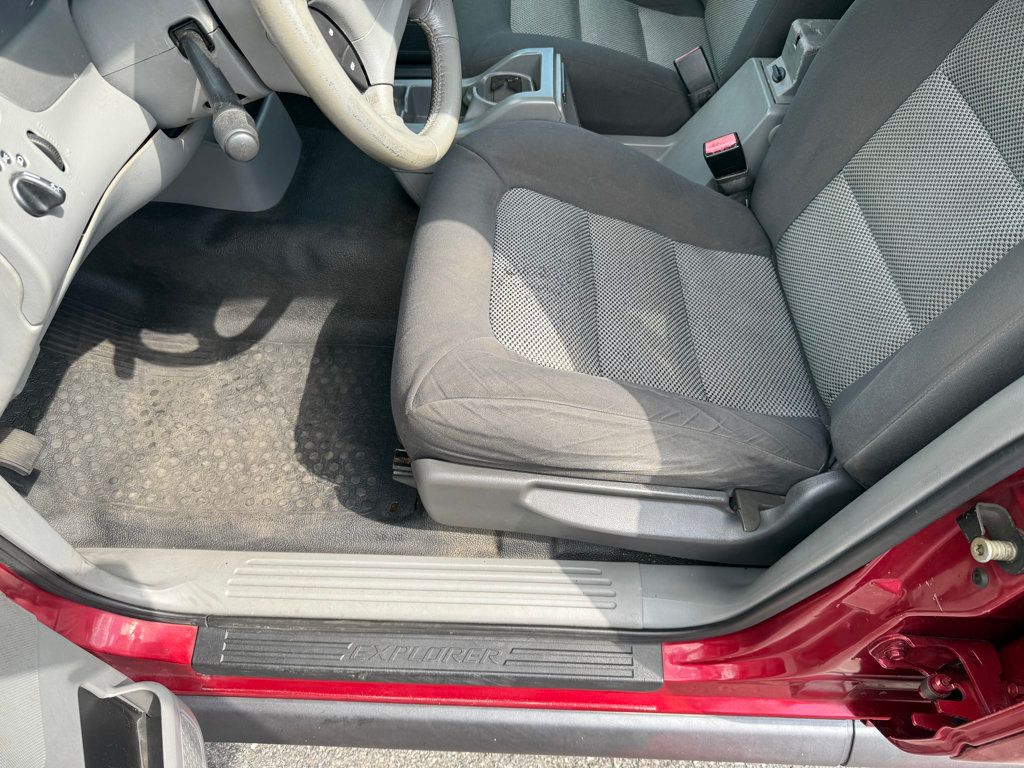 2003 Ford Explorer Sport Trac XLT photo 22